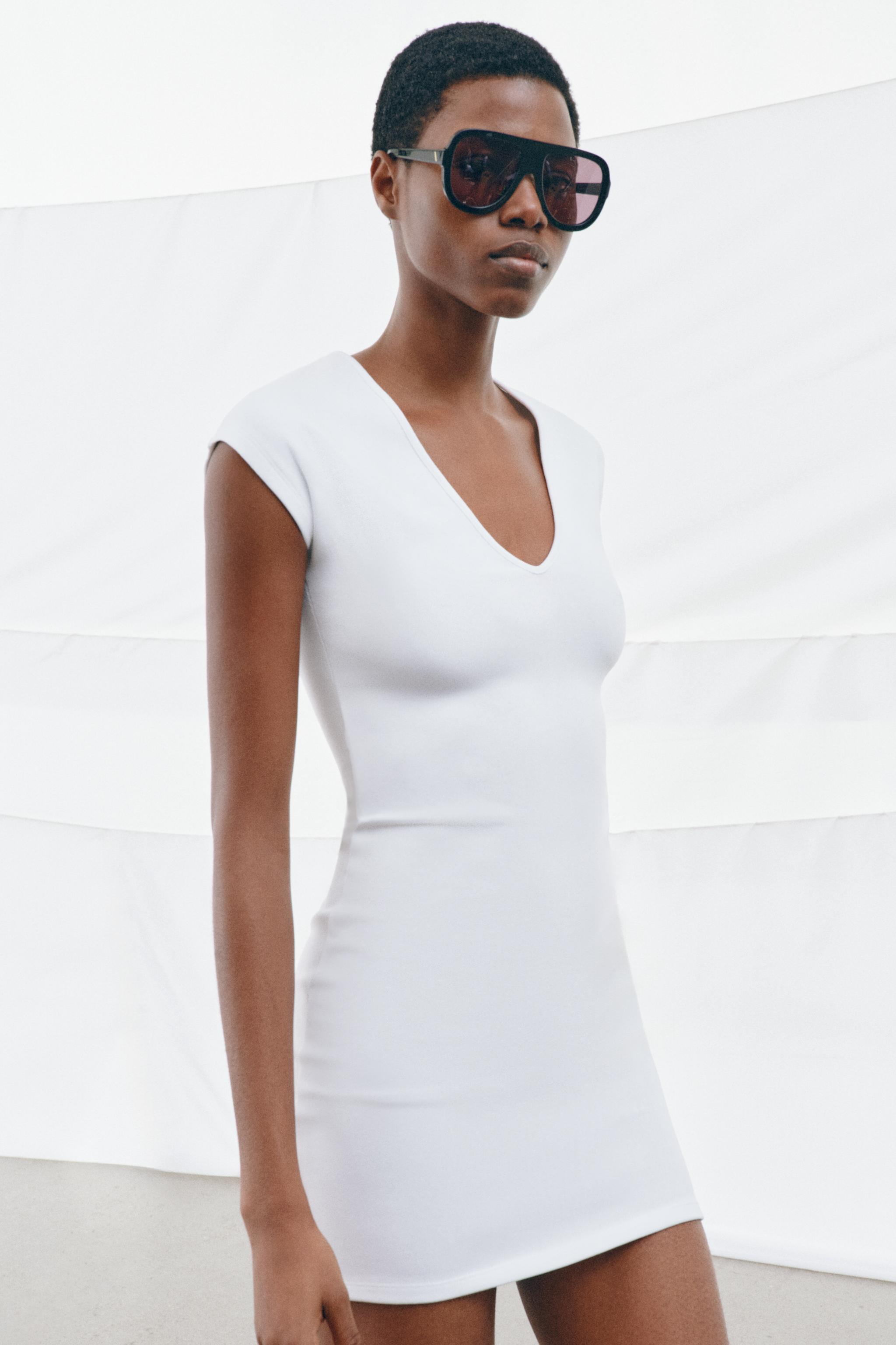 ROBE COURTE COL EN V
